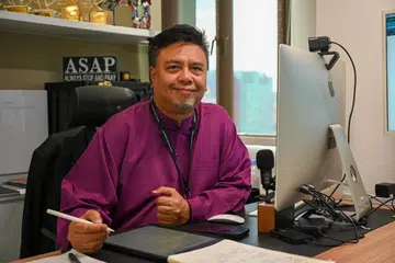 SAHUT CABARAN: Suhaimi Yusof kini bertugas sebagai Pengarah Komunikasi Strategik di Jamiyah Singapura tanpa meninggalkan penceburannya dalam bidang hiburan.