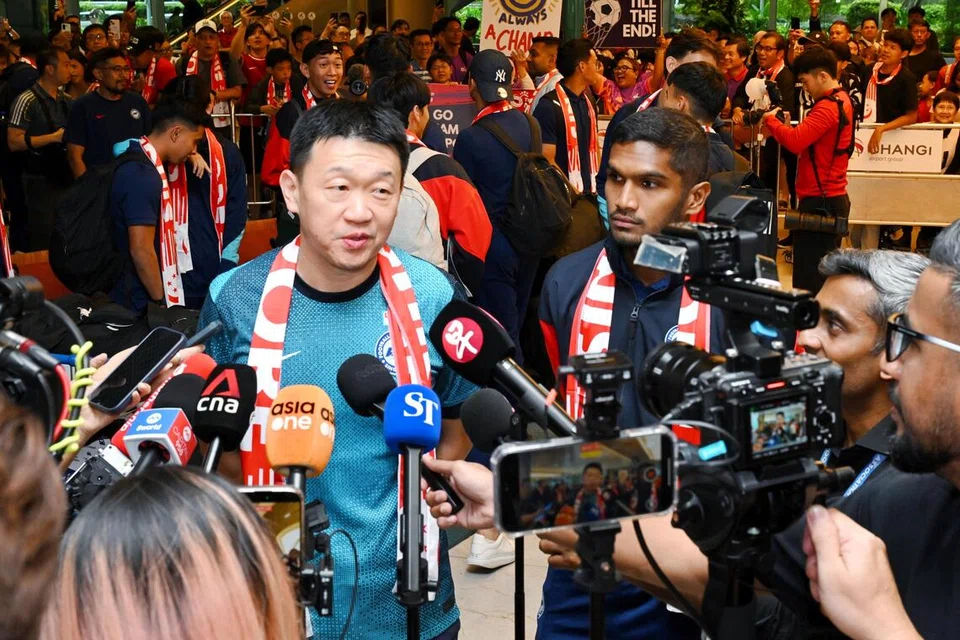 Presiden Persatuan Bola Sepak Singapura (FAS), Forrest Li (jersi biru) mengumumkan bahawa pasukan bola sepak Singapura akan menerima durian runtuh sekitar $2 juta selepas melayakkan diri ke Piala Asia 2027. 