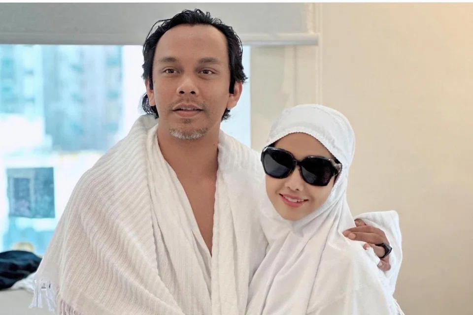 Ratu Rok, Ella (kanan) sempat mencatat lirik lagu terkenalnya, ‘Rama Rama’, bagi berkongsi pengalaman memburu ketenangan sebagai tetamu Allah di Makkah. Ella mengerjakan haji bersama suaminya, Azhar Ghazali.
