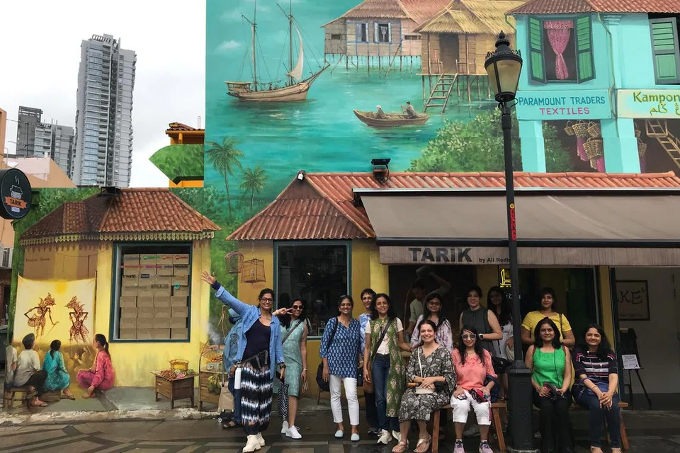Kawasan di Kampong Gelam juga merupakan salah satu tempat yang boleh dilawati dengan penerangan dalam Bahasa Inggeris.