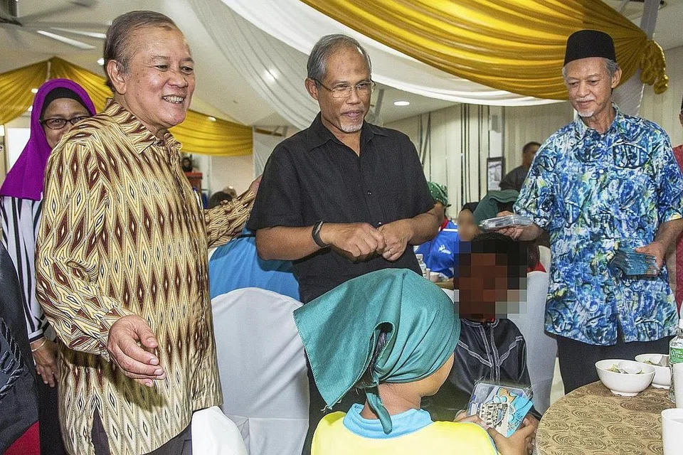 KUNJUNGAN MENTERI: Pada 2017, Encik Masagos Zulkifli Masagos Mohamad bersama Encik Abdul Halim Aliman (kiri) dan Encik Ahmad Abu Bakar Bagharib menghadiri satu sesi iftar di rumah tersebut.- Foto fail