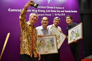 TERIMA KASIH: (Dari kiri) Encik Lee, Encik Lim Hng Kiang, Dr Yaacob Ibrahim dan Encik Lim Swee Say merakam gambar bersama di majlis makan malam yang bertujuan memberi penghargaan kepada tiga menteri Kabinet yang baru bersara itu. - Foto-foto BH oleh ARIFFIN JAMAR