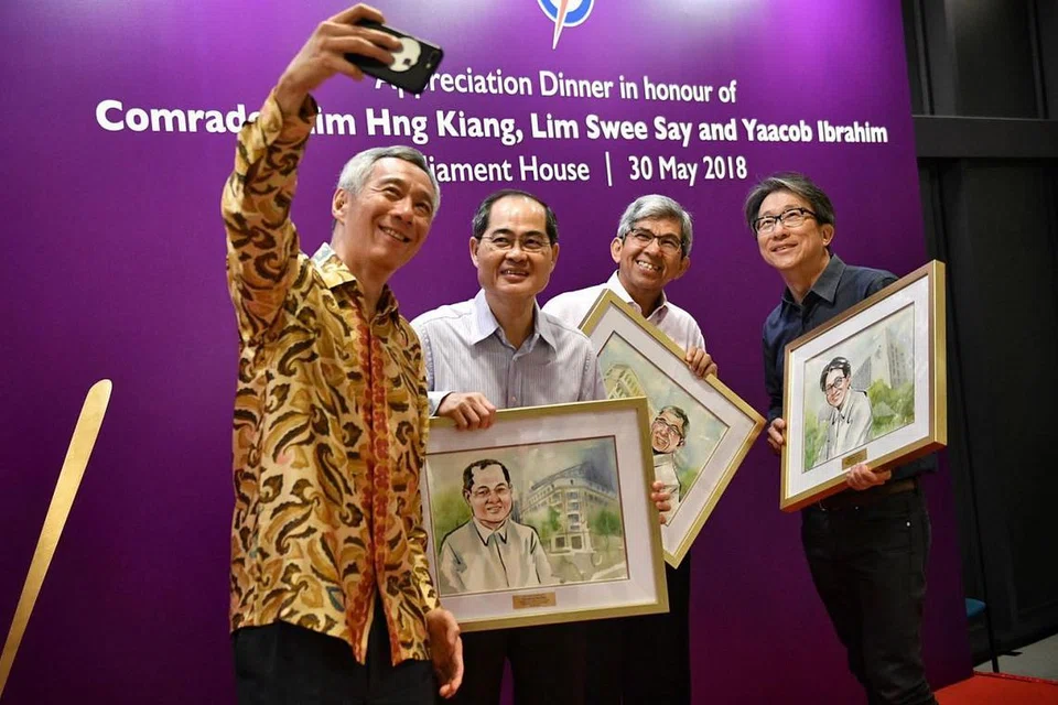 TERIMA KASIH: (Dari kiri) Encik Lee, Encik Lim Hng Kiang, Dr Yaacob Ibrahim dan Encik Lim Swee Say merakam gambar bersama di majlis makan malam yang bertujuan memberi penghargaan kepada tiga menteri Kabinet yang baru bersara itu. - Foto-foto BH oleh ARIFFIN JAMAR