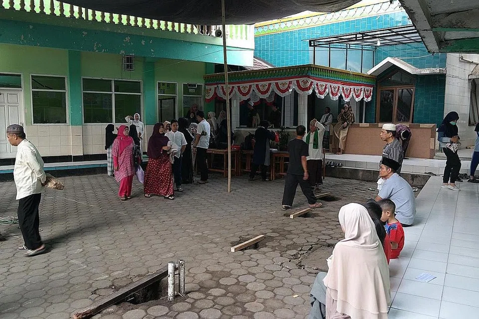 PASTIKAN ACARA KORBANBERJALAN DI BANDUNG 2019: Kakitangan dari Madrasah Al-Ma'arif pada 2019 di Pesantren Baabussalaam, Kopo, Bandung, memastikan acara korban berjalan lancar. - Foto MADRASAH AL-MA'ARIF 