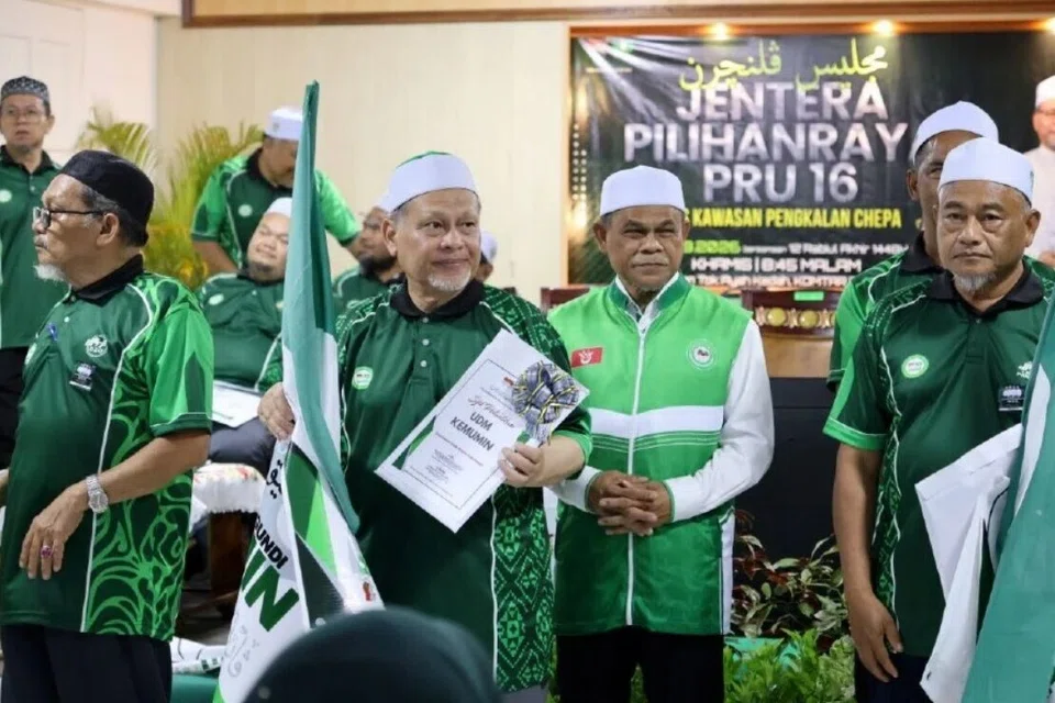 Naib Presiden Parti Islam SeMalaysia (PAS), Datuk Mohd Amar Abdullah (depan tengah), melancarkan jentera pilihan raya PAS Pengkalan Chepa bagi Pilihan Raya Umum ke-16 (PRU16) di Kota Bharu, Kelantan, pada malam 24 September.