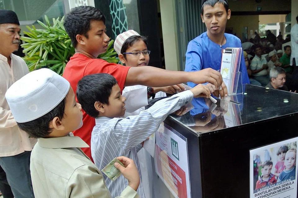 HULUR BANTUAN: Yayasan Rahmatan Lil Alamin (RLAF) mengusahakan pungutan derma bagi membantu pelbagai golongan yang memerlukan di luar negara, seperti mangsa perang dan bencana alam. - Foto fail