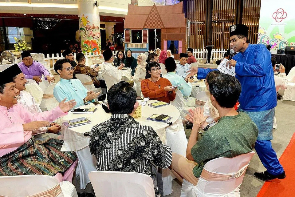 MENGHIBURKAN: Para hadirin tidak kering gusi dengan telatah pengacara Syah Ibrahim (kanan) di acara Syawal Muhibah. - Foto BM oleh KHALID BABA