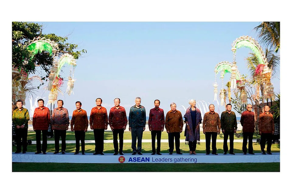 BERSAMA BINCANG PELBAGAI ISU: Pemimpin Asean mengambil gambar bersama sempena Pertemuan Pemimpin Asean di Bali semalam dengan disertai pemimpin dari Persatuan Bangsa-Bangsa Bersatu (PBB), Dana Kewangan Antarabangsa (IMF) dan Bank Dunia - Foto AFP