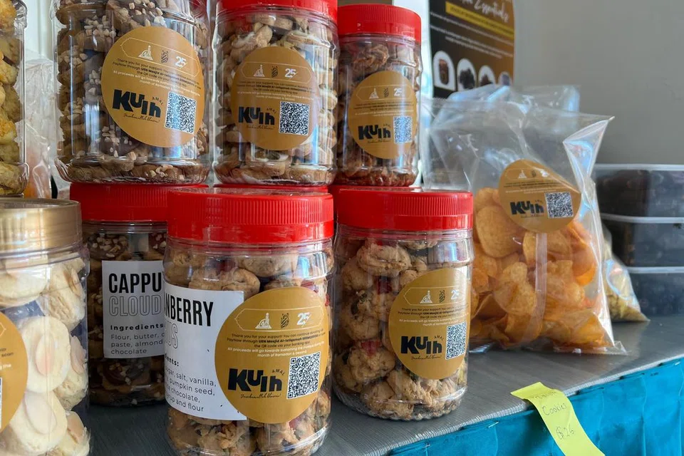 Kuih raya yang dijual di Masjid Al-Istiqamah adalah antara usaha yang dijalankan masjid itu untuk mengumpul dana.