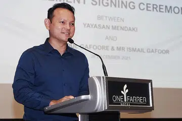 Menteri Negara Kanan (Pertahanan merangkap Tenaga Manusia), Encik Zaqy Mohamad.