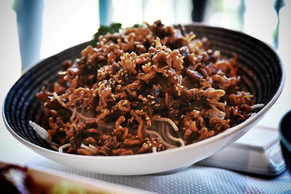 CUMI GORENG GARING: Hidangan cumi ini sangat garing walaupun setelah dibiarkan sejuk. Cumi ini digoreng dua kali untuk memastikan kerangupannya.