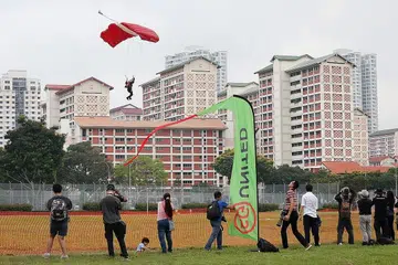 BUAT PERSEMBAHAN: Pasukan Red Lions semalam berlatih di tanah lapang dekat Junction 8 di Bishan. - Foto BH oleh ONG WEE JIN