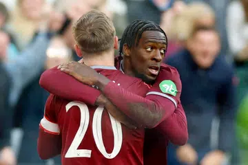 Pemain pertahanan West Ham United, Axel Disasi (memandang kamera) meraikan kemenangan dengan rakan sepasukan, Jarrod Bowen selepas menjaringkan gol penyamaan pada minit keenam masa kecederaan ketika menentang Leeds United, sekali gus mengheret perlawanan suku akhir Piala FA ke masa tambahan.