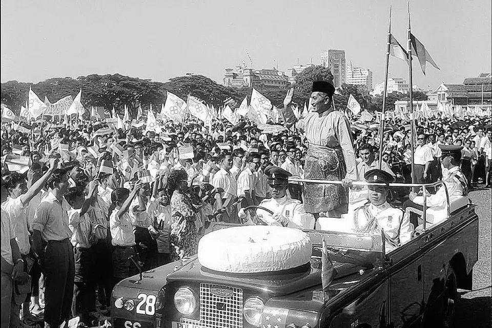 1962: Sebagai Yang di-Pertuan Negara, ketibaan Yusof Ishak disambut meriah semasa sambutan Hari Kebangsaan di Padang pada 1962. Allahyarham kemudian menjadi presiden Singapura pada 1965-1970.