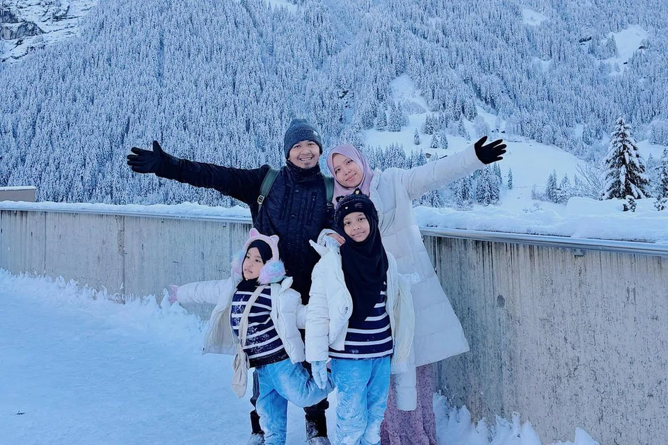 Cik Nurul Syafikah Zaini dan suami, Encik Naufal Rahman, serta kedua-dua anak kecil mereka, Nayla Naufal (depan, kanan) dan Nia Naufal adalah antara penumpang yang dimaklumkan bahawa penerbangan Jetstar Asia ke Jakarta yang mereka tempah telah dibatalkan secara mendadak pada 11 Jun.