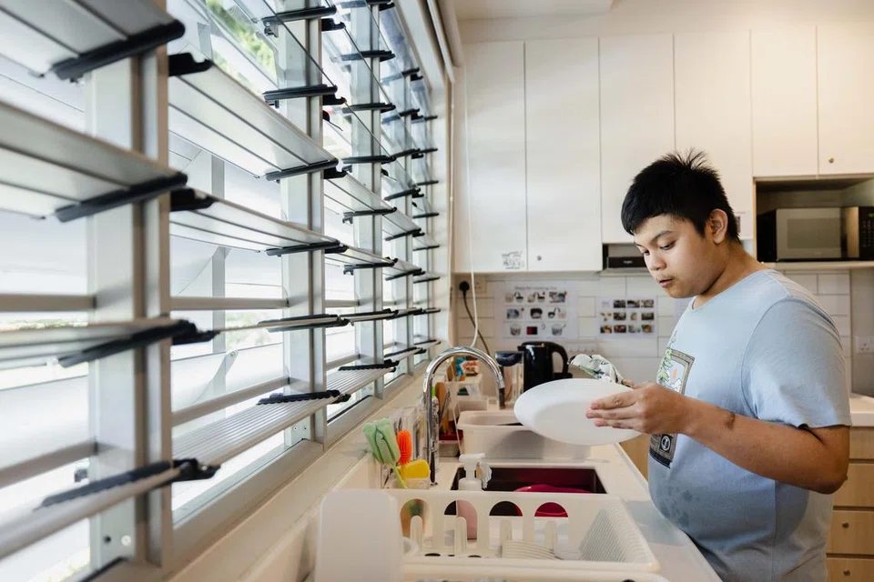 Pelajar Sekolah Admiral Hill, Hirdani Adrean Abdul Halim, mencuci piringnya sendiri di dapur ‘Good Life Boarding’, sebuah kemudahan makmal gaya apartmen untuk pelajar belajar hidup berdikari.