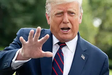 DAHULUKAN AMERIKA: Presiden Trump merancang meneruskan kempennya berlandaskan prinsip 'Dahulukan Amerika' demi memberi keutamaan kepada perniagaan dan rakyat negara itu. - Foto AFP