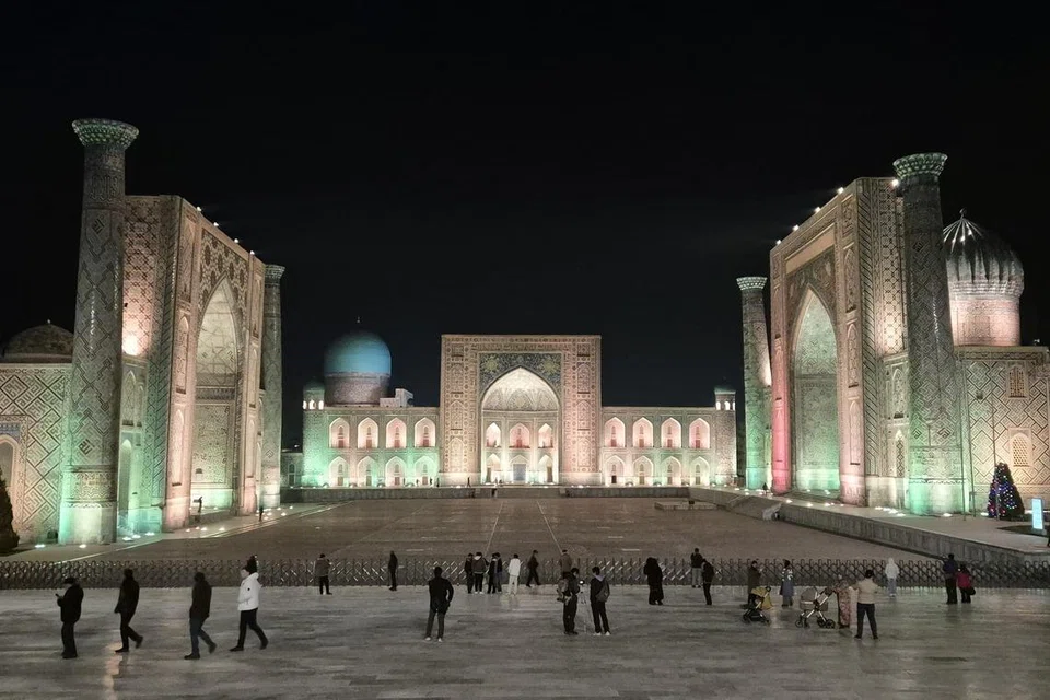 Registan Square di Uzbekistan bercahaya pada waktu malam.