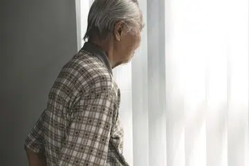 Seorang tua merenungi hidupnya yang sunyi (Gambar hiasan)