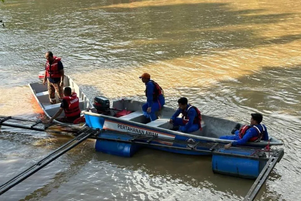 Seorang ibu dikhuatiri lemas selepas kereta dinaiki terjunam ke dalam Sungai Triang di Bera, Pahang, pada 9 Jun. 