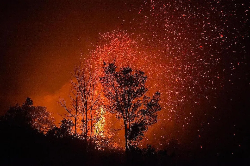 BERI KESAN BERLAINAN: Petani kecil-kecilan selalu dikenakan tindakan undang-undang apabila membakar tanah mereka, namun perkara sama tidak berlaku ke atas syarikat besar. - Foto AFP