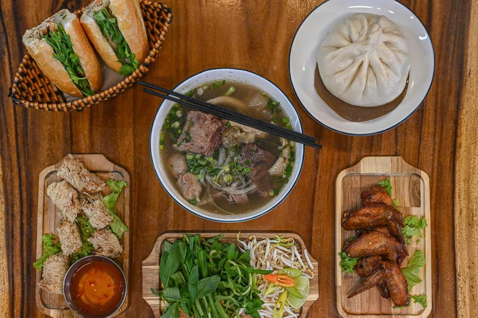 BERANEKA SAJIAN: Pham Quyen turut menyajikan pelbagai hidangan antaranya sandwic ‘bahn mi’; mi sup daging Vietnam, ‘pho bo’; popia goreng, ‘cha gio’; pau versi Vietnam, ‘bahn bao’; dan banyak lagi.