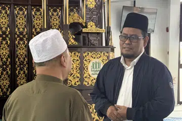 Superintenden Daerah Masjid (Daerah Barat), Ustaz Dr Suhaimi Mustar (kanan), menyelia 16 masjid di kawasan Barat.