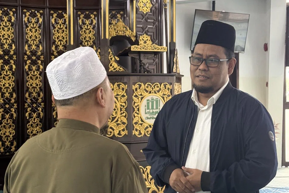 Superintenden Daerah Masjid (Daerah Barat), Ustaz Dr Suhaimi Mustar (kanan), menyelia 16 masjid di kawasan Barat.