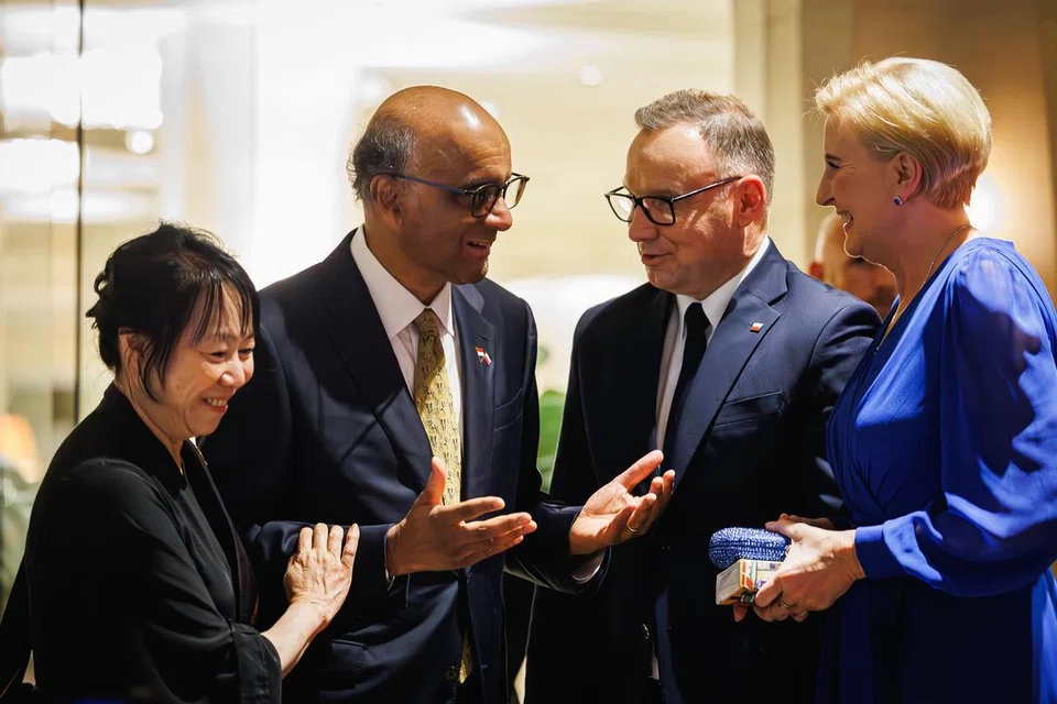 Presiden Tharman Shanmugaratnam (dua dari kiri) serta isteri, Puan Jane Ittogi, bersama Presiden Poland, Encik Andrzej Duda, dan isterinya, Cik Agata Kornhauser-Duda.