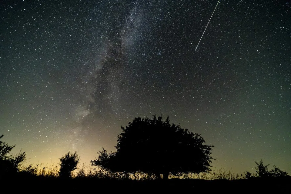 Foto yang diambil dengan kelajuan pengatup yang panjang menunjukkan meteor semasa hujan Meteor Perseids berhampiran Salgotarjan, utara Hungary,  pada dinihari 11 Ogos 2024.