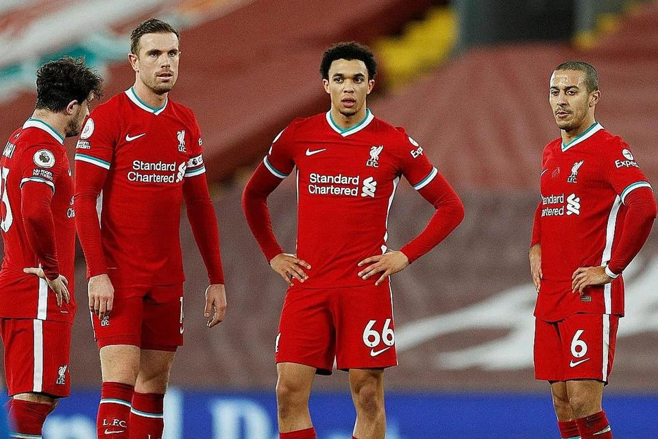 KECEWA: Para pemain Liverpool kelihatan amat kecewa selepas dibolosi gol oleh Brighton dalam persaingan di Anfield, Liverpool, semalam. - Foto REUTERS