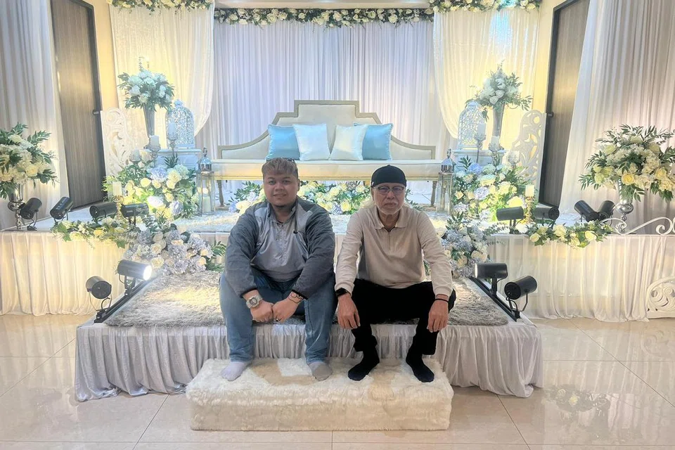 RAKAN KONGSI NIAGA: Encik Haiqal Athari Putra Ismail (kiri) dan Encik Ghazali Saat (kanan) yang pernah menjadi rakan sekerja dalam syarikat logistik, baru-baru ini melancarkan dewan majlis perkahwinan, The Venice Ballroom di 2 Allenby Rd, di Jalan Besar. 