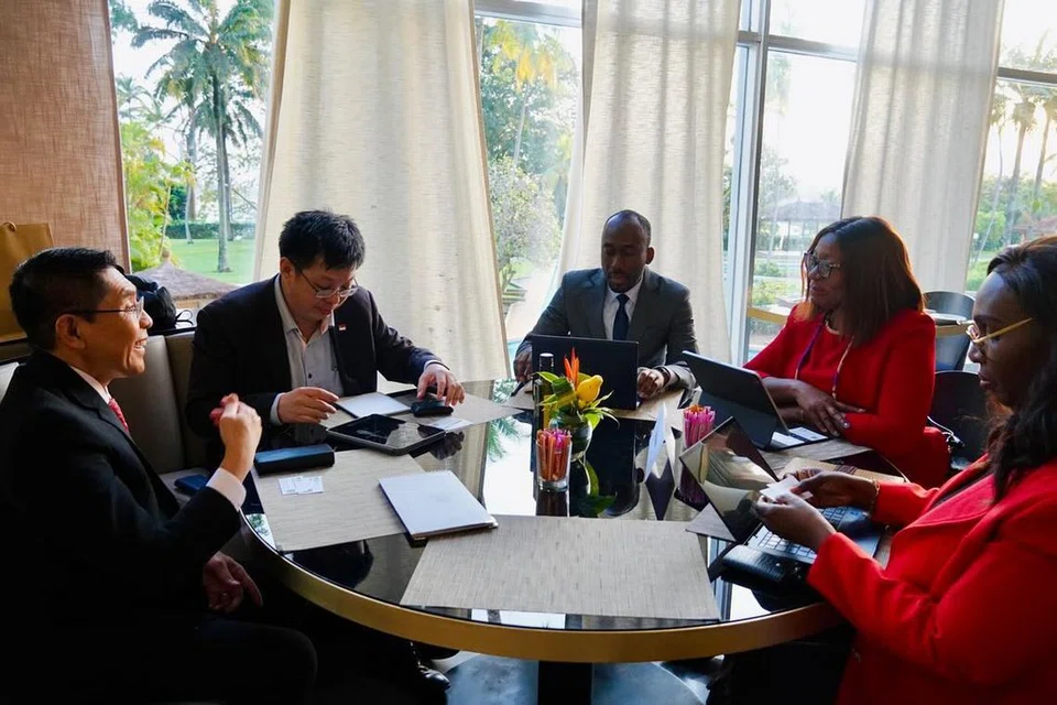 Dr Maliki Osman (kiri) meneroka cara untuk memperdalam persahabatan yang terjalin antara Singapura dan Côte d’Ivoire, bersama pemimpin-pemimpin Côte d’Ivoire.