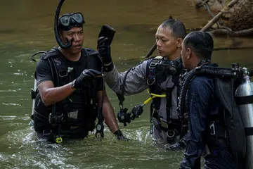 Pasukan penyelam dari Unit Siasatan Forensik Sub Akuatik Polis Diraja Malaysia (PDRM) menemukan beg duit dipercayai mempunyai kaitan dengan pembunuhan Allahyarhamha Nur Farah Kartini Abdullah ketika melakukan pencarian bahan bukti di Sungai Trolak di Kampung Batu 4, Trolak pada 22 Julai.