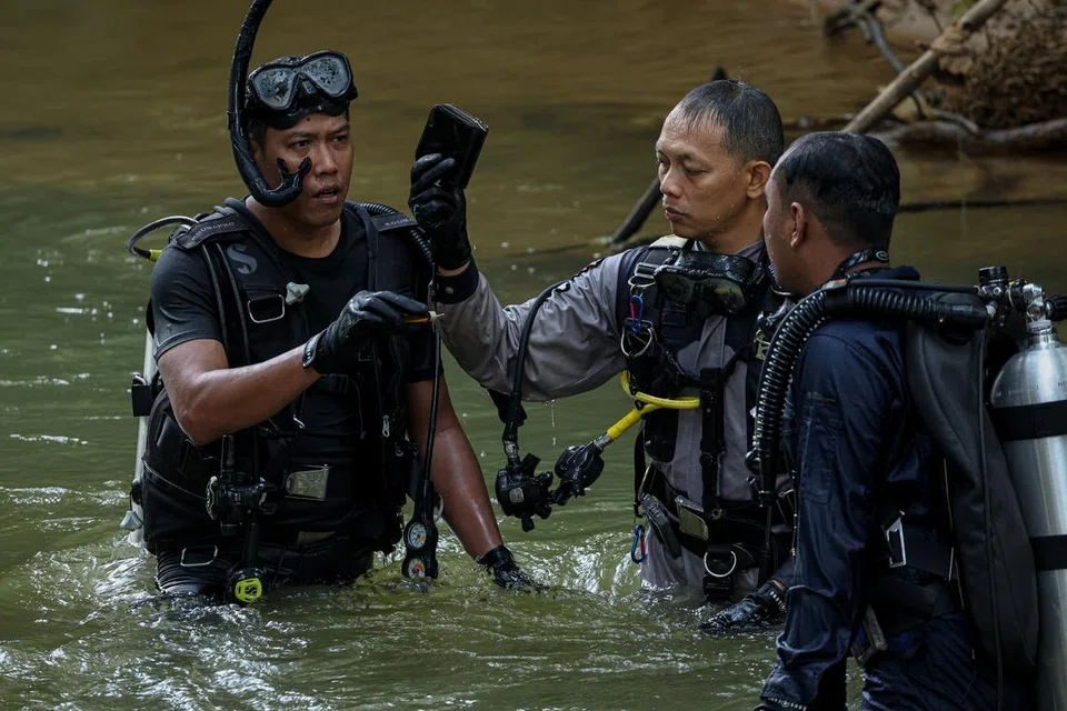 Pasukan penyelam dari Unit Siasatan Forensik Sub Akuatik Polis Diraja Malaysia (PDRM) menemukan beg duit dipercayai mempunyai kaitan dengan pembunuhan Allahyarhamha Nur Farah Kartini Abdullah ketika melakukan pencarian bahan bukti di Sungai Trolak di Kampung Batu 4, Trolak pada 22 Julai.