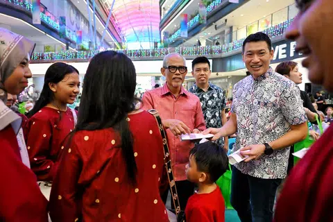 Menteri Pembangunan Sosial dan Keluarga merangkap Menteri Bertanggungjawab bagi Ehwal Masyarakat Islam, Encik Masagos Zulkifli Masagos Mohamad (tengah), dan mantan ketua tentera, Encik David Neo, di Our Tampines Hub pada 12 April.
