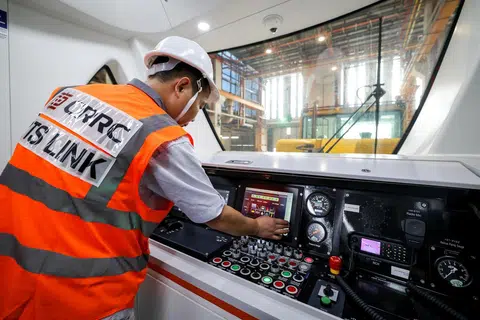Panel kawalan, apabila tidak tersembunyi, di kabin hadapan kereta api.