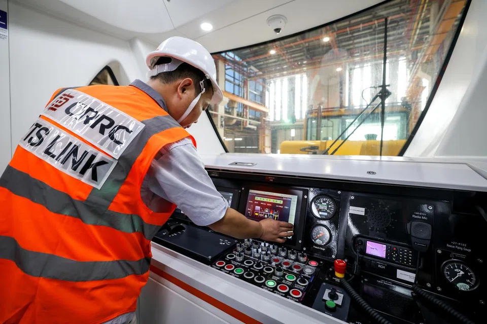 Panel kawalan, apabila tidak tersembunyi, di kabin hadapan kereta api.