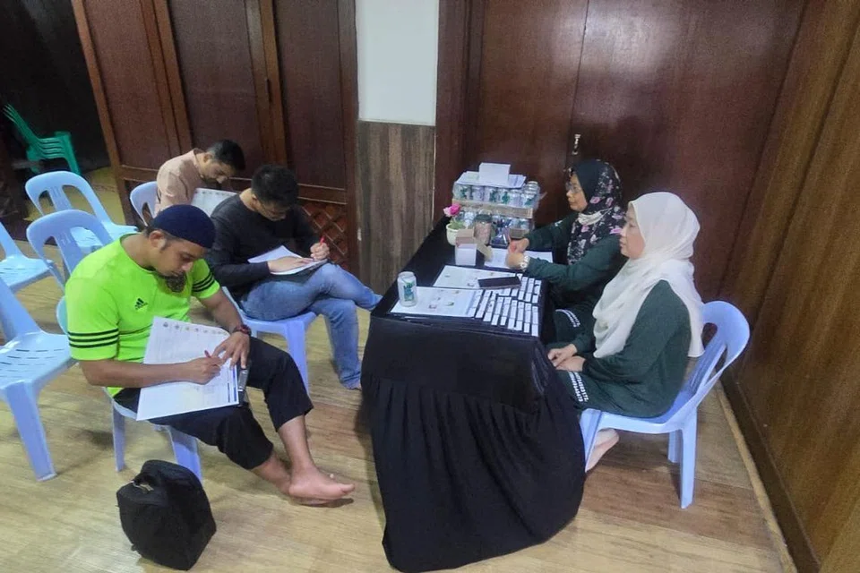 Antara penderma yang hadir bagi kempen derma darah anjuran Masjid Alkaff Kampung Melayu. 