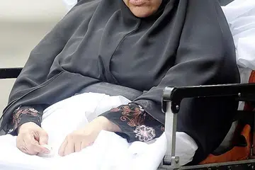 DIPENJARA: Anita Damu (kanan) mengaku bersalah terhadap lima tuduhan mendera pembantu rumah. - Foto fail