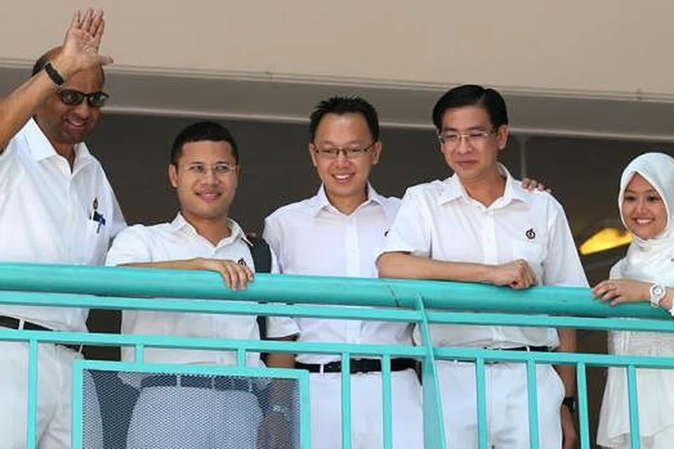 PANDANGAN PENDUDUK DIANGGAP SERIUS: Pasukan PAP (dari kiri) Encik Shanmugaratnam, Encik Lee, Dr Tan, Encik Ang dan Cik Rahayu mahu memberi keutamaan kepada kemaslahatan penduduk. - Foto THE STRAITS TIMES