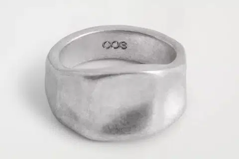 Alternatif lebih berpatutan ini mengekalkan gaya cincin ‘chunky’ ini sesuai digayakan secara bertindan supaya kelihatan lebih unik.