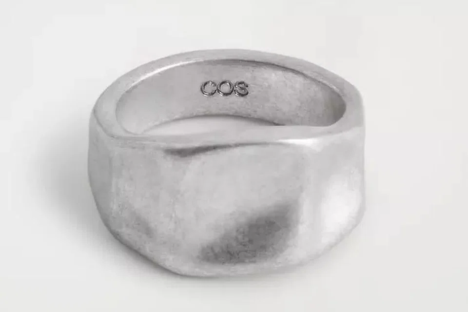Alternatif lebih berpatutan ini mengekalkan gaya cincin ‘chunky’ ini sesuai digayakan secara bertindan supaya kelihatan lebih unik.
