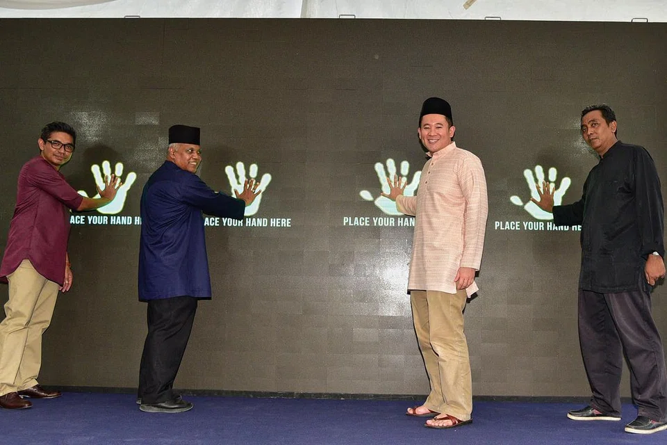 RANCANG PROGRAM PENCEGAHAN: Encik Amrin (dua dari kanan) melancarkan program pendidikan pencegahan di Rumah Peralihan Darul Islah semalam. Turut dalam gambar ialah para pegawai Darul Islah (dari kiri) Encik Faizal Abbas (Penolong Superintenden), Encik Shariff Yatim (Superintenden) dan Encik Suhardi Tejan (pegawai kes kanan). - Foto BH oleh DESMOND WEE