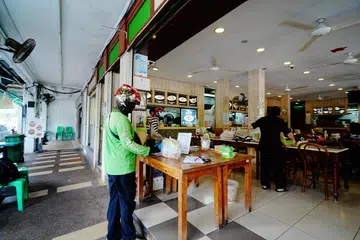 Tang Tea Eating House, menawarkan potongan harga lebih 50 peratus bagi hidangan tertentu sebagai usaha merangsang jualan sedang jumlah pelanggan terjejas akibat jerebu.