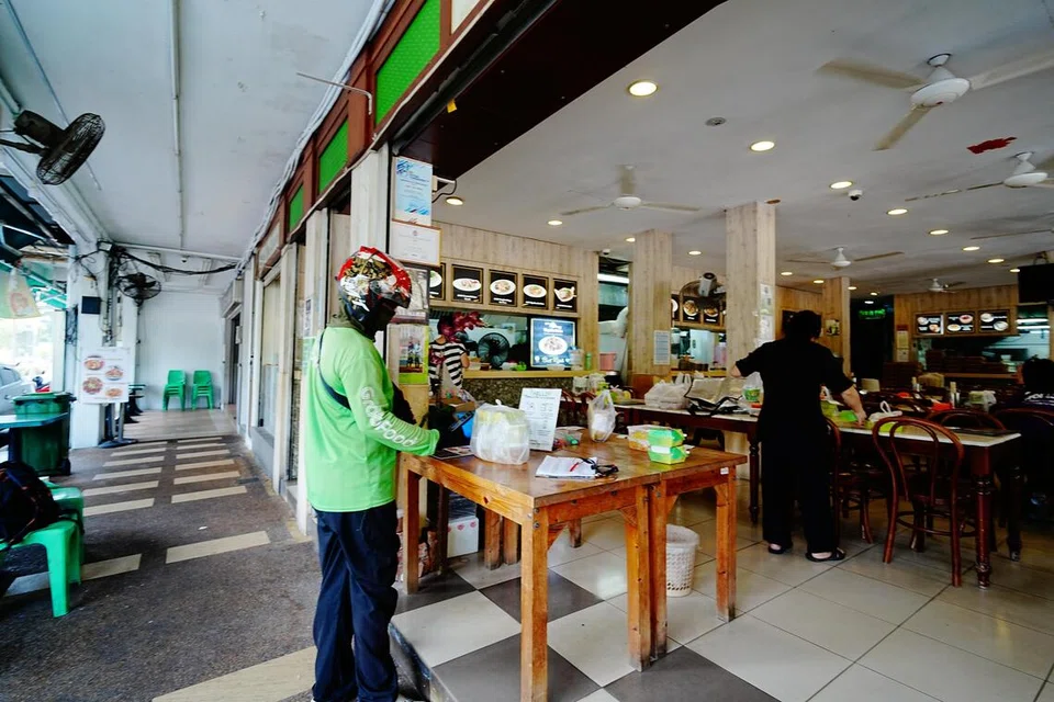 Tang Tea Eating House, menawarkan potongan harga lebih 50 peratus bagi hidangan tertentu sebagai usaha merangsang jualan sedang jumlah pelanggan terjejas akibat jerebu.