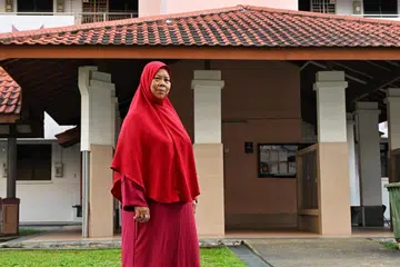 Sebagai Duta Projek Dian, Cik Rohana Musa membantu merujuk penduduk flat sewa yang mempunyai masalah seperti berkaitan pekerjaan atau kewangan kepada pertubuhan akar umbi atau agensi yang dapat membantu. 