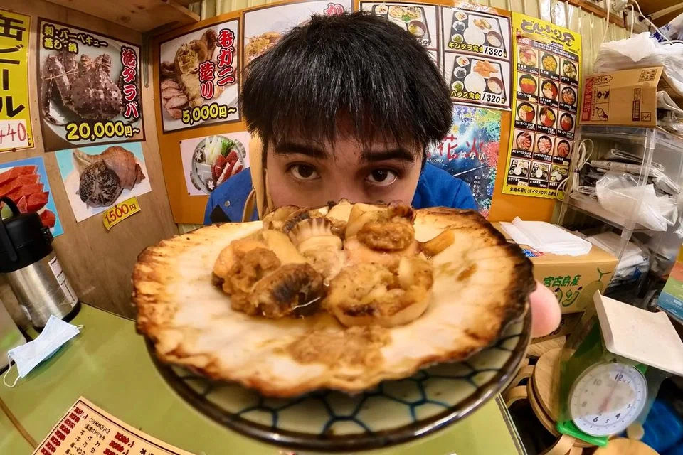 Encik Muhamad Fariqqin Anuar membeli sajian tiram bakar untuk sarapan di Hakodate, Hokkaido pada Februari 2023.