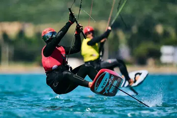 Atlet luncur lelayang Singapura, Maximilian Maeder (jaket merah) mengekalkan mahkota Kejohanan Formula Lelayang Eropah selepas menewaskan Riccardo Pianosi (jaket kuning) dalam siri pingat itu pada 19 Mei.