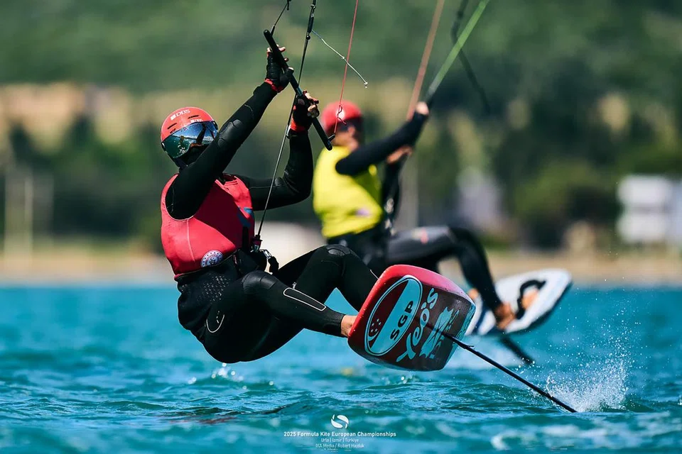 Atlet luncur lelayang Singapura, Maximilian Maeder (jaket merah) mengekalkan mahkota Kejohanan Formula Lelayang Eropah selepas menewaskan Riccardo Pianosi (jaket kuning) dalam siri pingat itu pada 19 Mei.